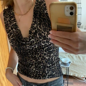 Leopard topp - Jättefin leopard topp som går att ha både fram och bak beroende på hur man vill ha den💕