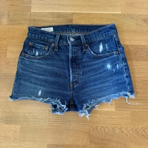 Levi’s Shorts - Säljer ett par blåa Levis 501 shorts. Inga defekter. Nypris 690kr
