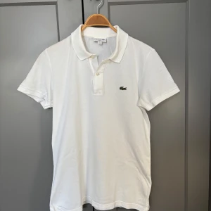Lacoste piké  - Jättesnygg Lacoste piké tröja som är knappt använd, kanske lite mer för sommaren därför kan jag göra ett undantag med priset 