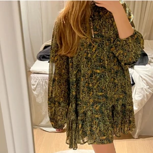 Zara klänning  - Klänning med flow från Zara. Påminner om en Replays klänning från kollektionen 2023. Klänningen är aldrig använd och klär sig extremt med guldaccesoarer. Nypris är 599, mitt pris: 239 💕