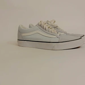 ljusblå vans - ljusblå vans knappt använda strl :39. nypris 700. skriv vid intresse, köpare står för frakt men kan även mötas i stockholm 💕