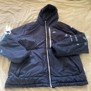 Vinterjacka  - Säljer min Nike vinterjacka som är i gott skick. Den är i storlek XL så om man vill ha på sig en Hoodie under jackan passar det perfekt. Hör av er vid intresse 