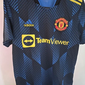 Manchester United, 21/22 tredjeställ - Köpt hos adidias, knappt använd. Säljer den för den kommer in tre till användning