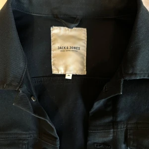 Svart basic Jens jacka  - En svart fin basic Jens jacka som passar perfekt till hösten 