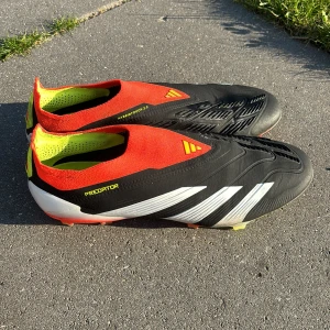 Adidas predator/Fotbollsskor  - Skorna är änvända ett fåtal gånger. Dom är i bra skick, dom är storlek 43 1/3. Skorna är en model utan snören och är elite. 