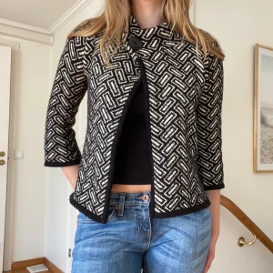 Möndstrad tröja - Storlek och märke saknas. Uppskattningsvis storlek s/m. Kortare ärmar. Skriv privat för frågor eller flera bilder   Bredd 47  Längd 55