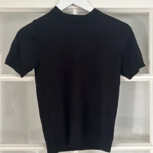 Stickad kortärmad tröja - Stickad kortärmad tröja i bra skicl