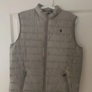Ralph lauren väst - Säljer en riktigt snygg och stilren Ralph lauren väst i st 170. S ungefär. Västen har täcken på användning men har fortfarande mycket kvar att ge. Vid frågor eller funderingar är det bara att höra av sig.😉