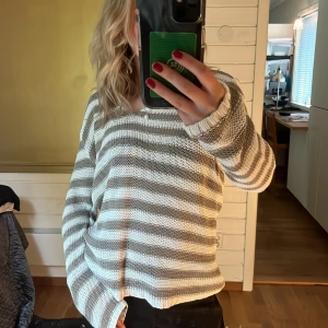 Randig stickad tröja - Randig stickad tröja från H&M i storlek M som tyvärr inte är rätt storlek för mig. Perfekt till hösten☺️ 