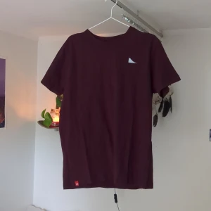 Streetstyle tshirt - Vinröd streetstyle tshirt i strl M