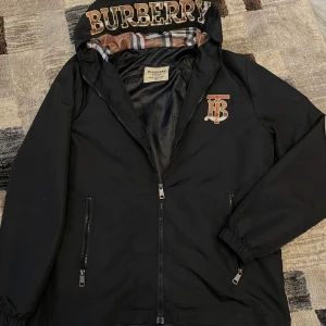Burberry vindjacka  - Säljer en burberry vindjacka storlek M inga skador eller nått liknande oanvänd endast testad sitter i svart färg perfekt inför hösten köp en till vindjacka Hugo boss som finns i min profil för 1000