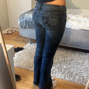 Lågmidjade jeans med snygga bakfickor - Fina mörkblå bootcut jeans, älskar bakfickorna😍 först till kvarn!