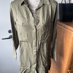 Skjorta/blus - Lång skjorta i stl S från H&M. 100 % viskos. Oanvänd.