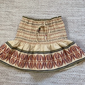 Zara kjol - Säljer denna kjolen då jag inte använder den längre. Den är i jättebra skick och supersnygg