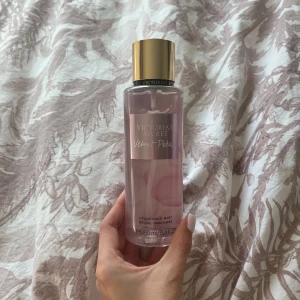 Parfym Victoria’s secret - Velvet petals bodymist från Victoria’s secret💓 nästan helt oanvänd, nypris ca 300kr