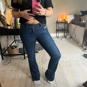 Dieseljeans - Jeans från diesel i modellen d-ebbey! Lite smutsiga nedtill men nästan aldrig använda då dom är försmå för mig❤️