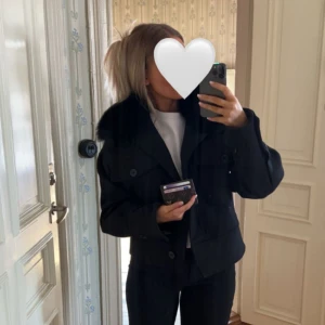 Meotine jacka s/m svart oanvänd - Aldrig använd. Nypris 3500.