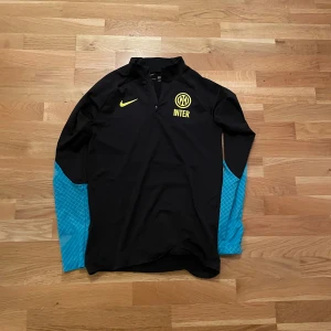 Svart Inter halfzip - Svart Inter Milan halfzip i storlek s  Använd i gott skick