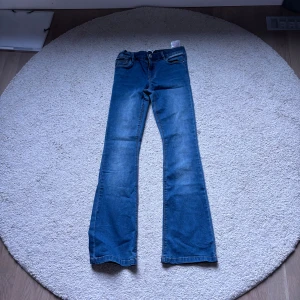 Mörkblå jeans low Waits bootcut - Jeansen är i bra skick de är använda i ungefär 1 år