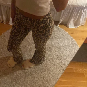 Leopard byxor - Tygbyxor i ett fint leopardmönstrat tyg, stretchiga med resårband i midjan! Super snygga verkligen!!💞⭐️💞⭐️💞⭐️ Jag är 178 och byxorna är absolut inte för korta på mig