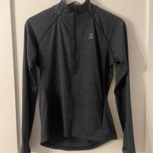 Överställs tröja/ funktionströja - Säljer nu denna fina tröja ifrån soc i storlek xs, den är i nyskick då jag knappt har använt den💕
