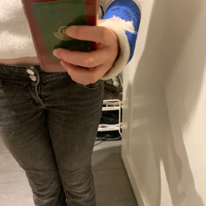 Gina jeans🤍 - Jeans från Gina i storlek 152 som tyvärr inte kommer till användning längre de har knappar på fickorna💕
