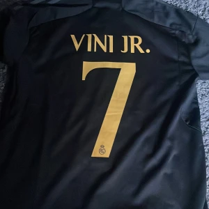 Vini tröja svart storlek S  - Vini tröja real Madrid borta tröja svart storlek S helt oanvänd 