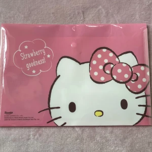 Hello Kitty mapp - Så söt hello Kitty mapp ifrån Sanrio, som är helt ny, får plats med bland annat A4 papper och böcker💕