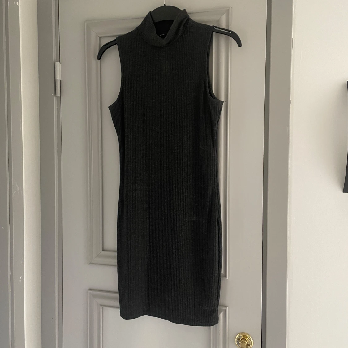 Grå ribbad klänning från Gina Tricot - 3