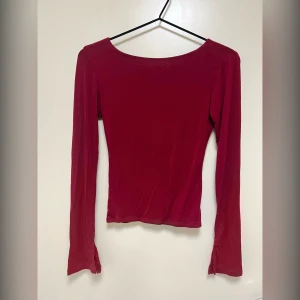 Missäy topp - Missäy långärmad topp med öppen rygg Strl XS-S Fint skick