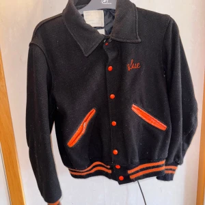 Vintage Varsity Jacka - Perfekt höstjacka, köpt på Broadway and son’s i Göteborg för ett par år sedan men kommer tyvärr inte till användning längre:/