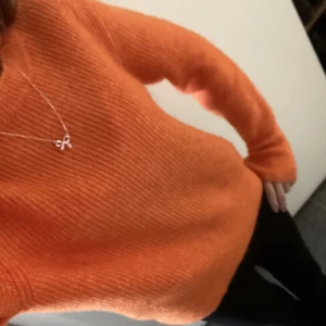 Stickad tröja  - En orange stickad tröja från bikbok. Helt ny med prislappen kvar. Kom gärna med prisförslag.