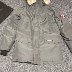 Canda gosse jacka  - Hej, säljer min nya canda gosse äkta jag beställde den sen trodde M skulle passa mig men jag har S den blev lite stor så tänkte jag skulle sälja den pga ni där ute letar efter en vinterjacka. Mvh ATB 