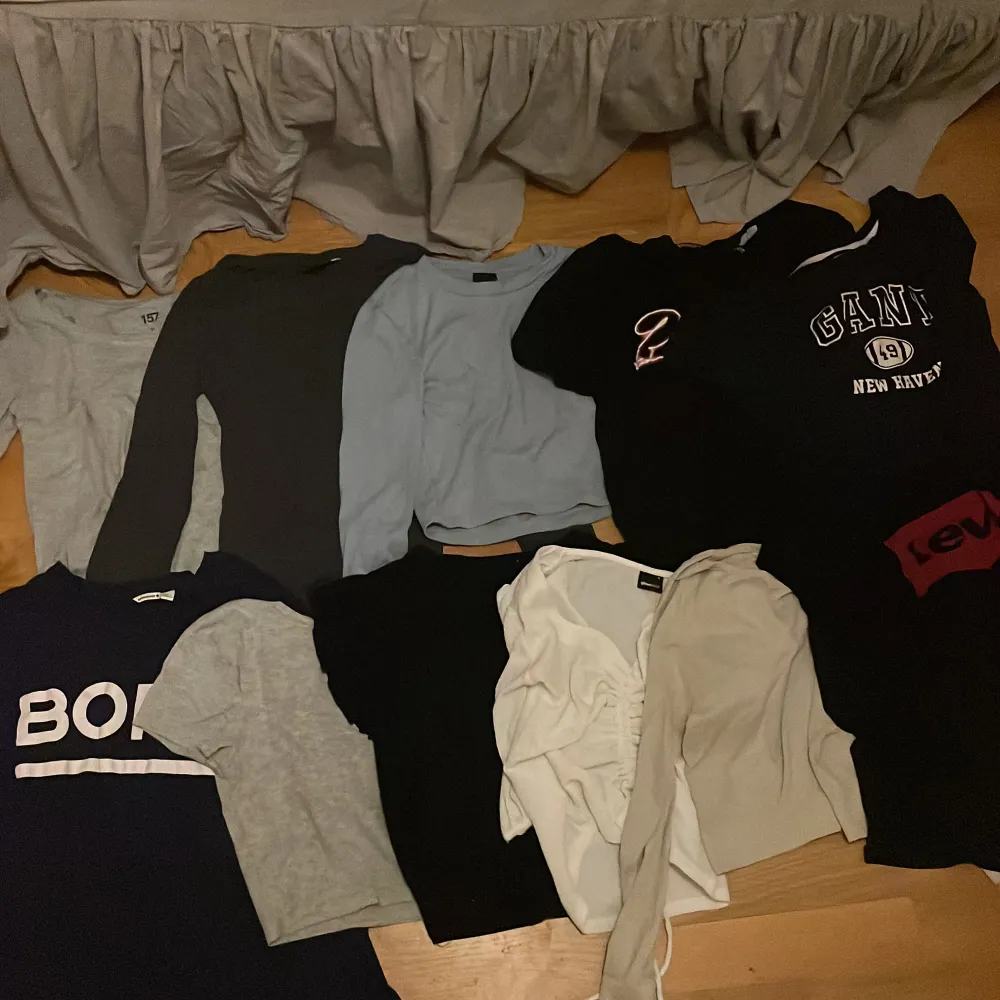 Säljer ett gäng tröjor från olika märken som GANT, Levi's och Björn Borg. Färgerna varierar från grått och svart till blått och vitt. Perfekt för dig som vill uppdatera garderoben med lite olika stilar och märken. Ska flytta så lägg prisförslag. Alla 11 tröjor för 400kr eller en för 70kr!! TVEKA INTE PÅ ATT LÄGGA ETT PRISFÖRSLAG!!. Neuletakit & Villapaidat.