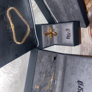 Smycken från kejsar  - Beställde hem en hel del smycken från kejsar. Då jag inte vart nöjd med allt jag köpte säljer nu dessa om d har några funderingar,frågor om smyckerna tveka inte om att skriva. Jag betalda 4700 för allt om du vill köpa allt så kan vi nog komma överens om ett väldigt bra pris. Kan även tillägga att jag aldrig använt nån av dessa smycken.