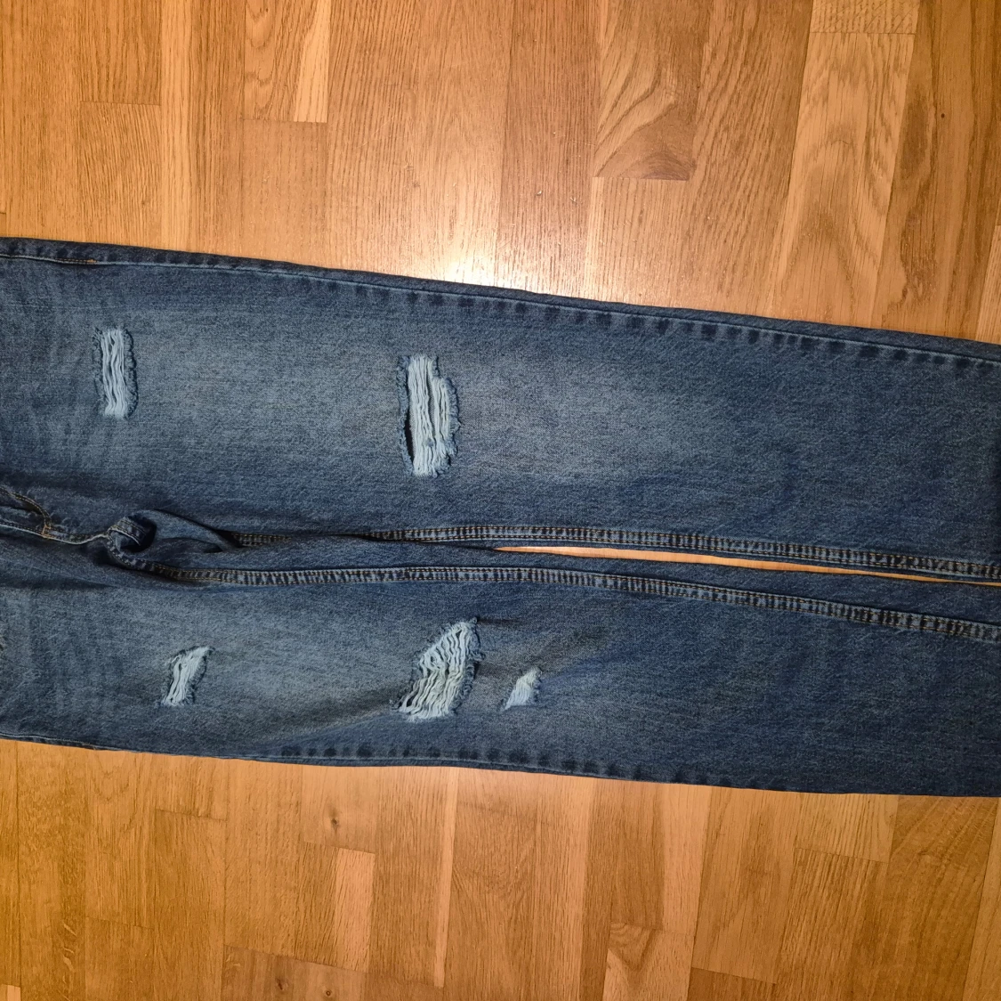 Blå boyfriend jeans med slitningar - 92