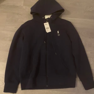 Polo Ralph Lauren - Helt ny Polo Ralph lauren kofta mörk blå säljs i Uppsala frakt ingår passar storlekarna 164-178 (M) passar även S