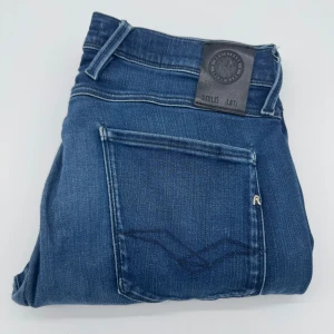 REPLAY ANBASS HYPERFLEX - - Replay anbass hyperflex  jeans - Slim fit passform - Storlek W33/L32 - Nypris runt 1800kr - Kontakta för fler frågor eller funderingar // Deluxecloset