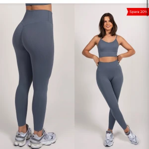 Grå/blå ribbade leggings - Snygga grå/blåa ribbade leggings med hög midja och tight passform🩵 Inte genomskinliga🩶