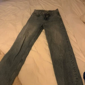 Blå jeans från Perfect Jeans - Säljer ett par klassiska blå jeans från Perfect Jeans. De har en rak passform och är tillverkade i denim med en dragkedja och knapp framtill. Perfekta för en avslappnad stil.