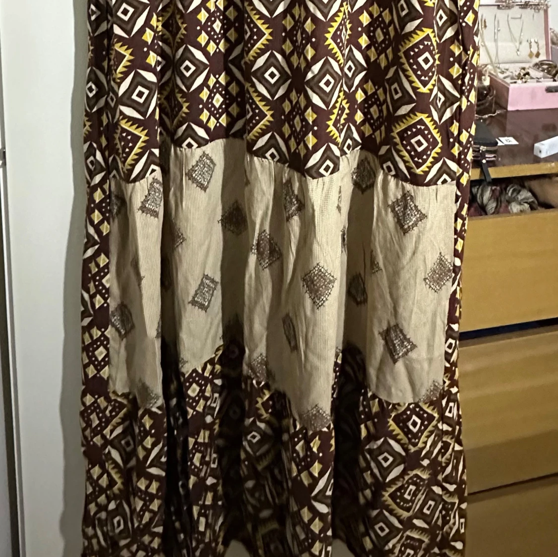 Mönstrad klänning i brunt och gult storkek xxl eller mer som en xl - 90