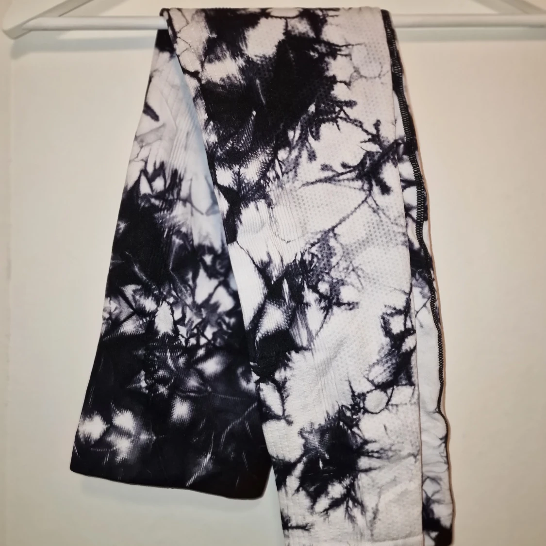 Svartvita leggings med mönster - 90