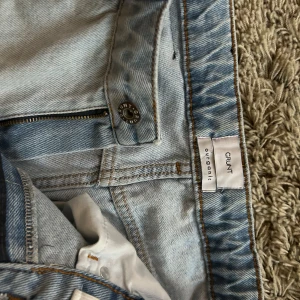 Ljusblå jeans från Grunt - Snygga ljusblå jeans från Grunt med dragkedja och knapp framtill. Perfekta för en avslappnad stil med en klassisk look. De har en rak passform och är tillverkade i ett bekvämt denimtyg. Aldrig använda. Nypris 990:-