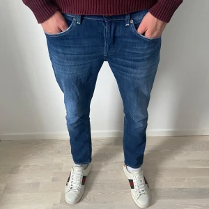 Dondup George - Ett par riktigt feta Dondup George i fint skick. Storlek W33. Modellen på bilden är 190cm och väger  75kg. Hör av dig vid frågor eller funderingar!