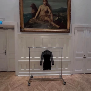 Svart finklänning - Jättefin klänning (liknande den ifrån By malina) med cola nätdetaljer.