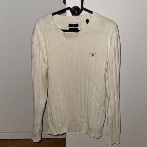 Stickad gant tröja - För liten för mig, rensar garderoben. Pris kan diskuteras vid snabb affär.