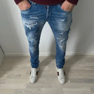 Dondup George - Ett par riktigt feta Dondup George i fint skick. Storlek W32. Längd 106cm, midja 40cm. Modellen är 190cm lång och väger 75kg. Hör av dig vid frågor eller funderingar!