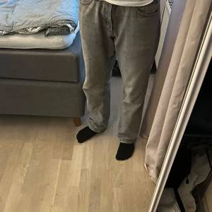 Grå Jack and Jones jeans - Säljer ett par feta grå jeans från Jack and Jones. Nypris 900 mitt pris 299