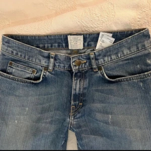 Vintage jeans  - Utsvängda vintage jeans. Midjemått 38cm och Innerbenslängd 79cm🩷