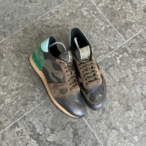 Valentino Rockrunner - Säljer ett par sjukt schyssta valentino rockrunners | skick: 9,5/10, använda utomhus 2 gånger | storlek: 42 | OG: valentinobox medföljer, men med lite skavanker | pris: 2499kr, nypris: ca 8000kr | Perfekta nu till vintern | frågor? Tveka inte på att kontakta oss.